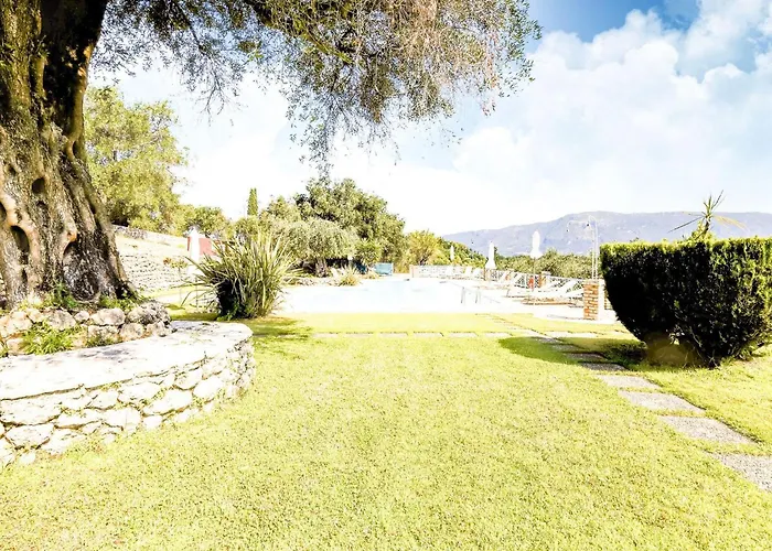 In Paleokastrites With Pool Λιαπάδες