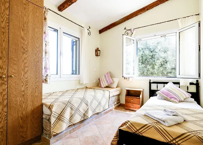 In Paleokastrites With Pool Λιαπάδες